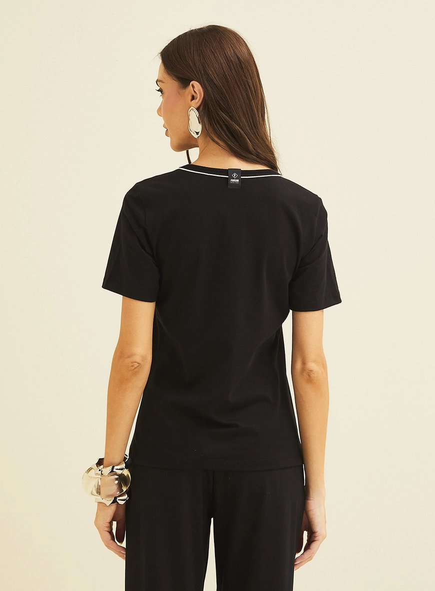 Camiseta Feminina Manga Curta Detalhe Estampado Preto