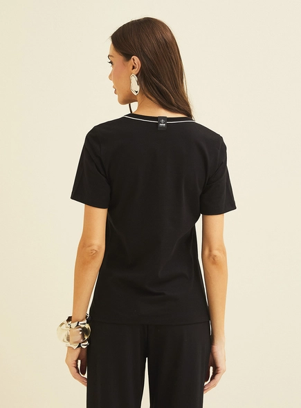 Camiseta Feminina Manga Curta Detalhe Estampado