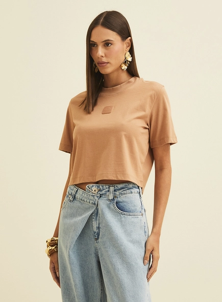 Camiseta Encurtada Com Placa Em Logo