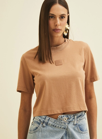 Camiseta Encurtada Com Placa Em Logo