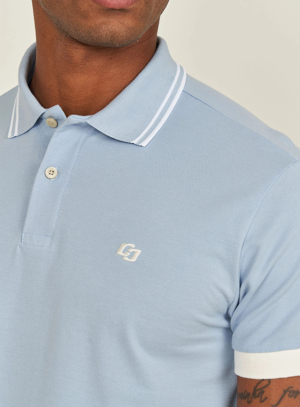 Polo Manga Curta Detalhe Em Listras Na Gola Azul Tranquile Blue