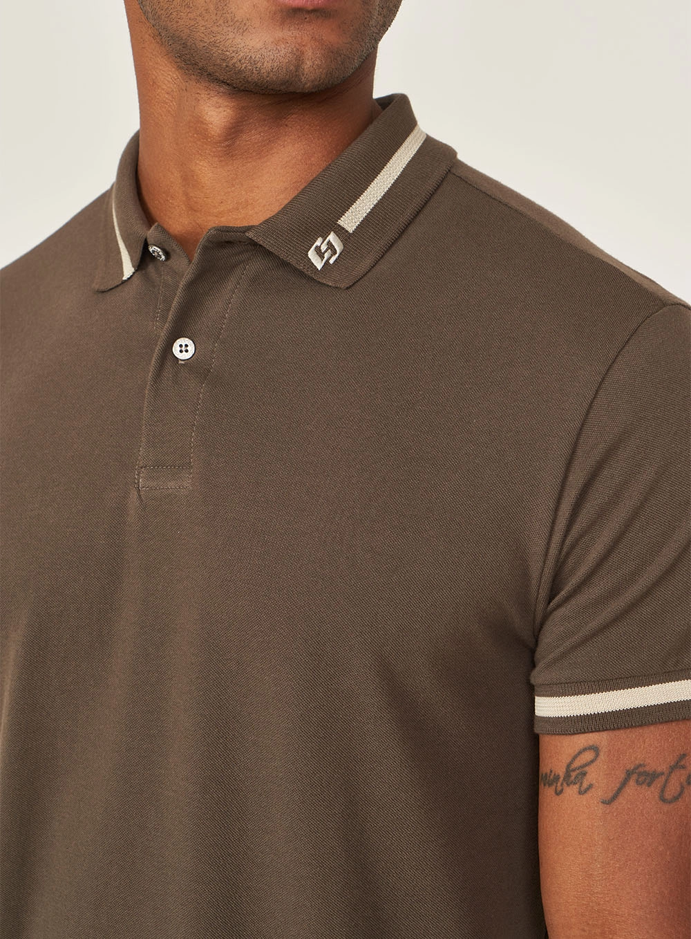 Polo Brasil Com Gola Bordada Marrom Coconut