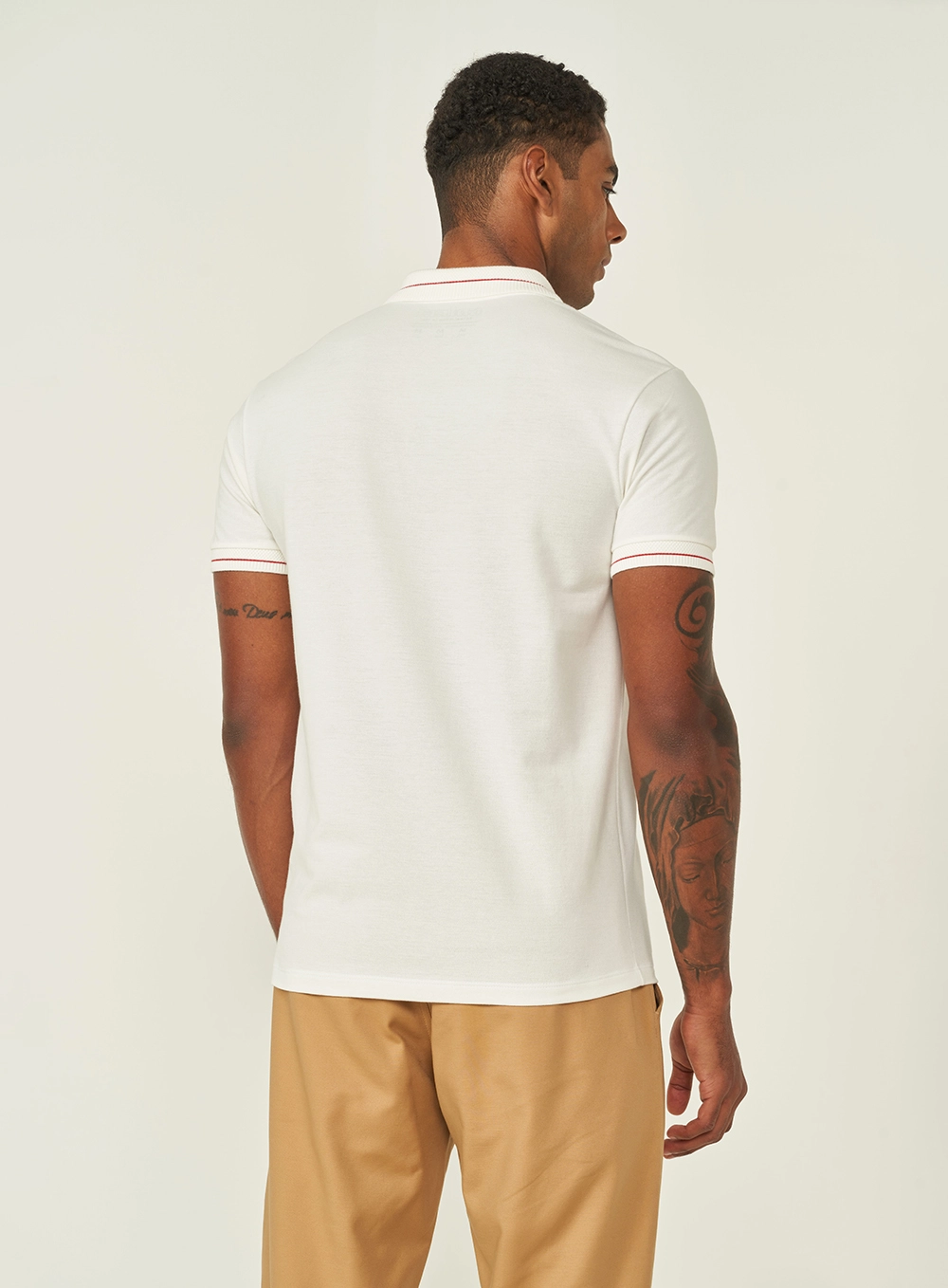 Polo Masculina Com Detalhe Bordado Na Gola Off Shell