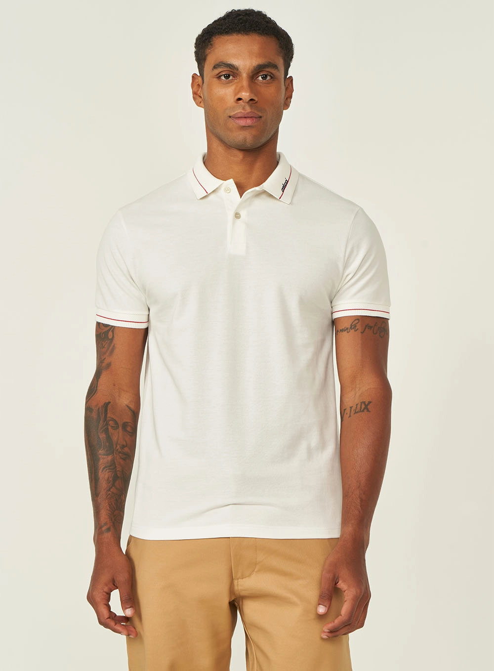 Polo Masculina Com Detalhe Bordado Na Gola Off Shell