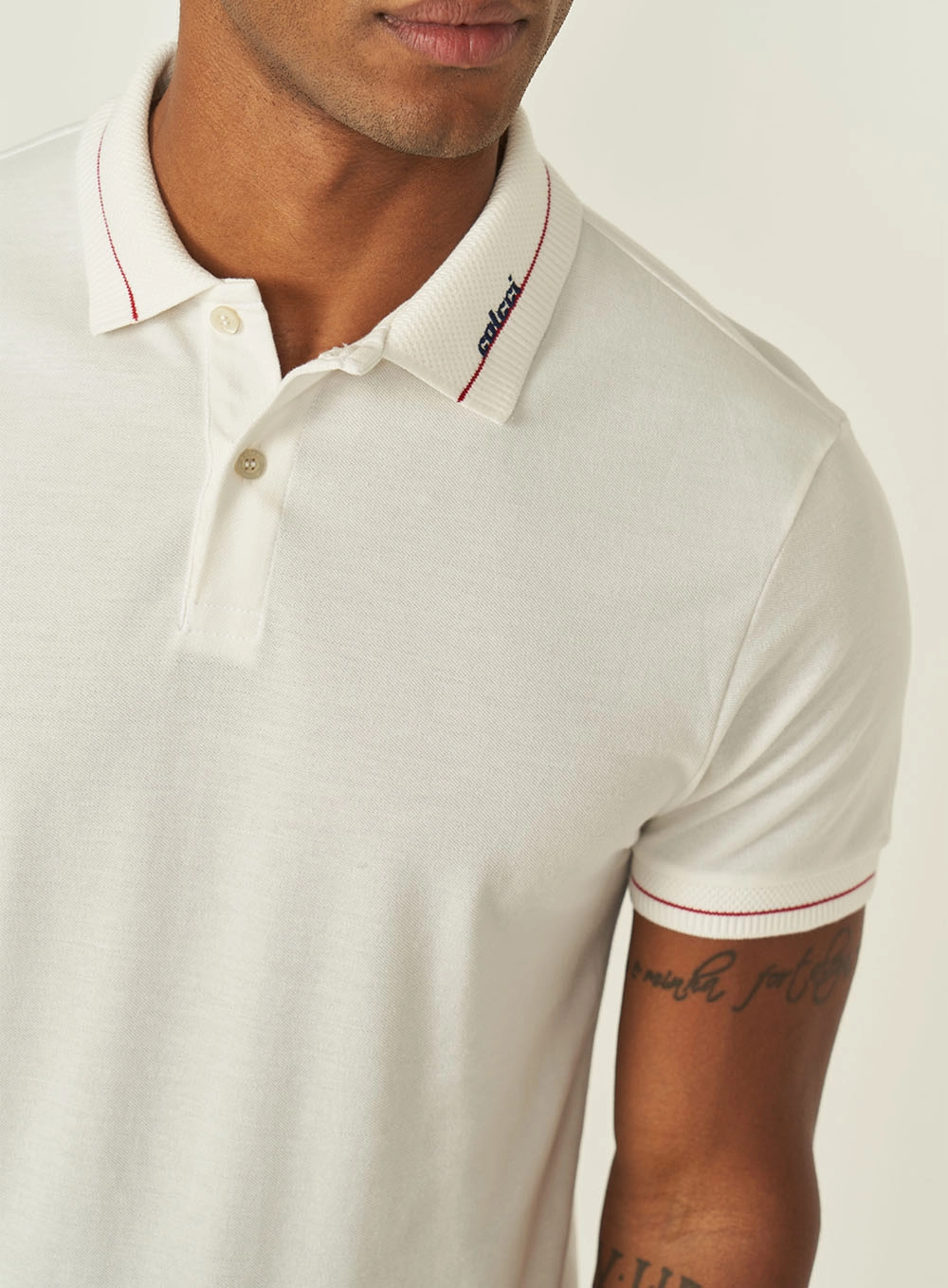 Polo Masculina Com Detalhe Bordado Na Gola Off Shell