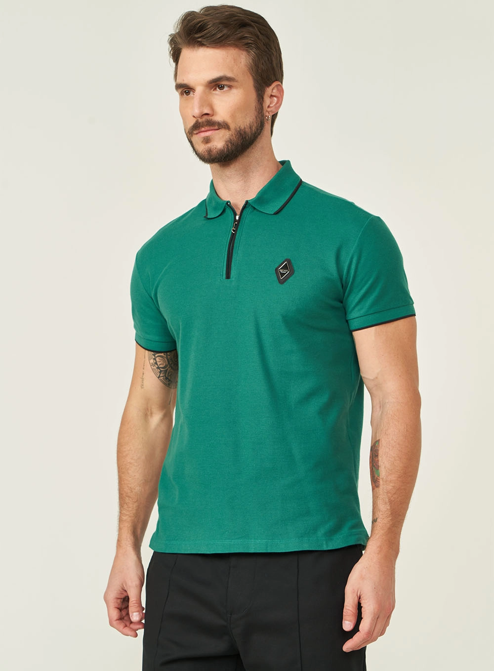 Polo Masculina Com Zíper E Placa De Metal Verde