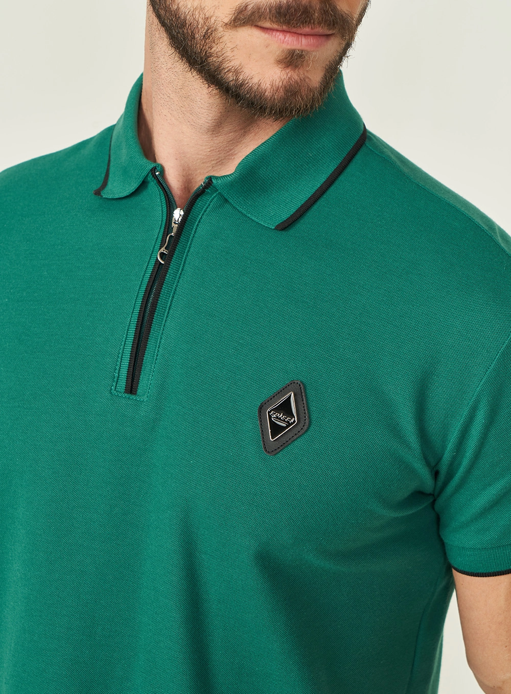 Polo Masculina Com Zíper E Placa De Metal Verde