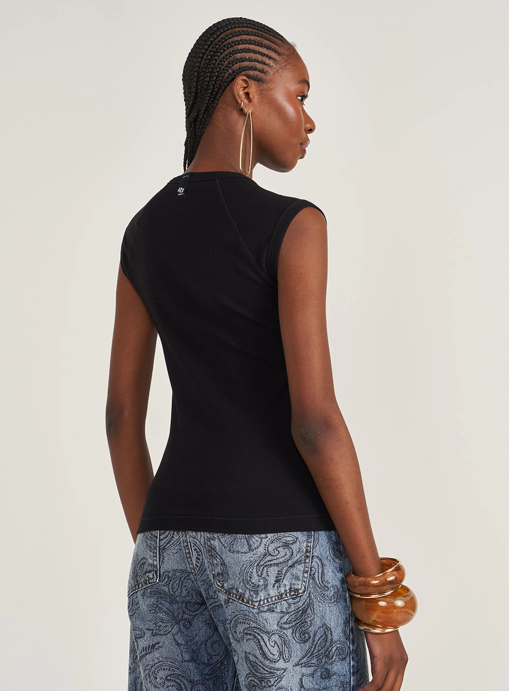Camiseta Feminina Baby Com Detalhe Em Bordado Preto