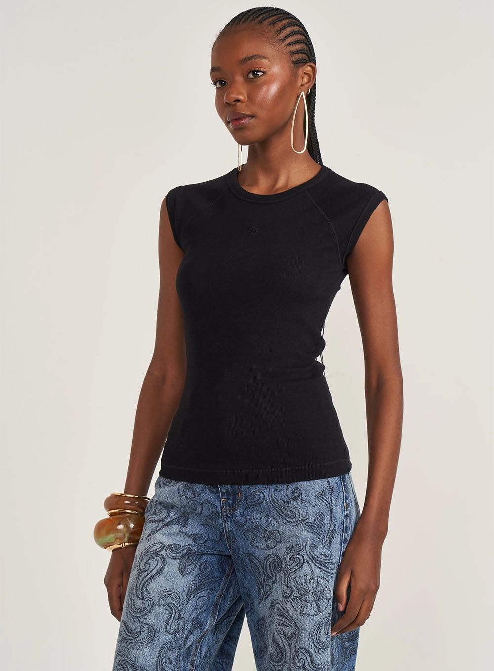 Camiseta Feminina Baby Com Detalhe Em Bordado Preto
