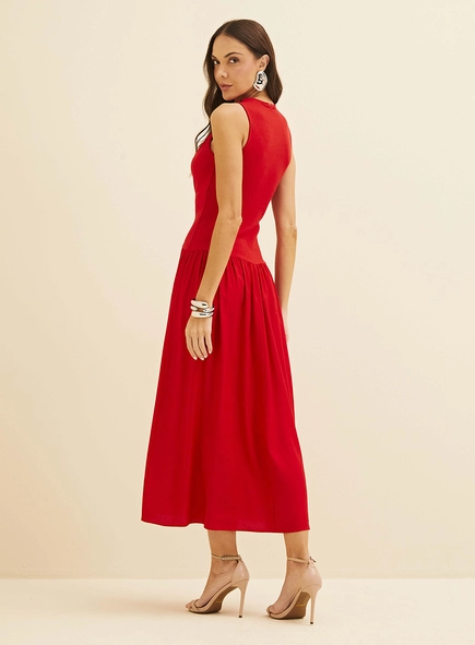 Vestido Midi Evasê Com Torção E Detalhe Em Linho