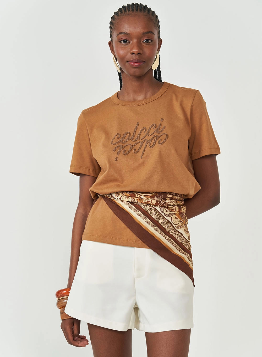 Camiseta Comfort Com Logo Em Aplicação Marrom Evermore