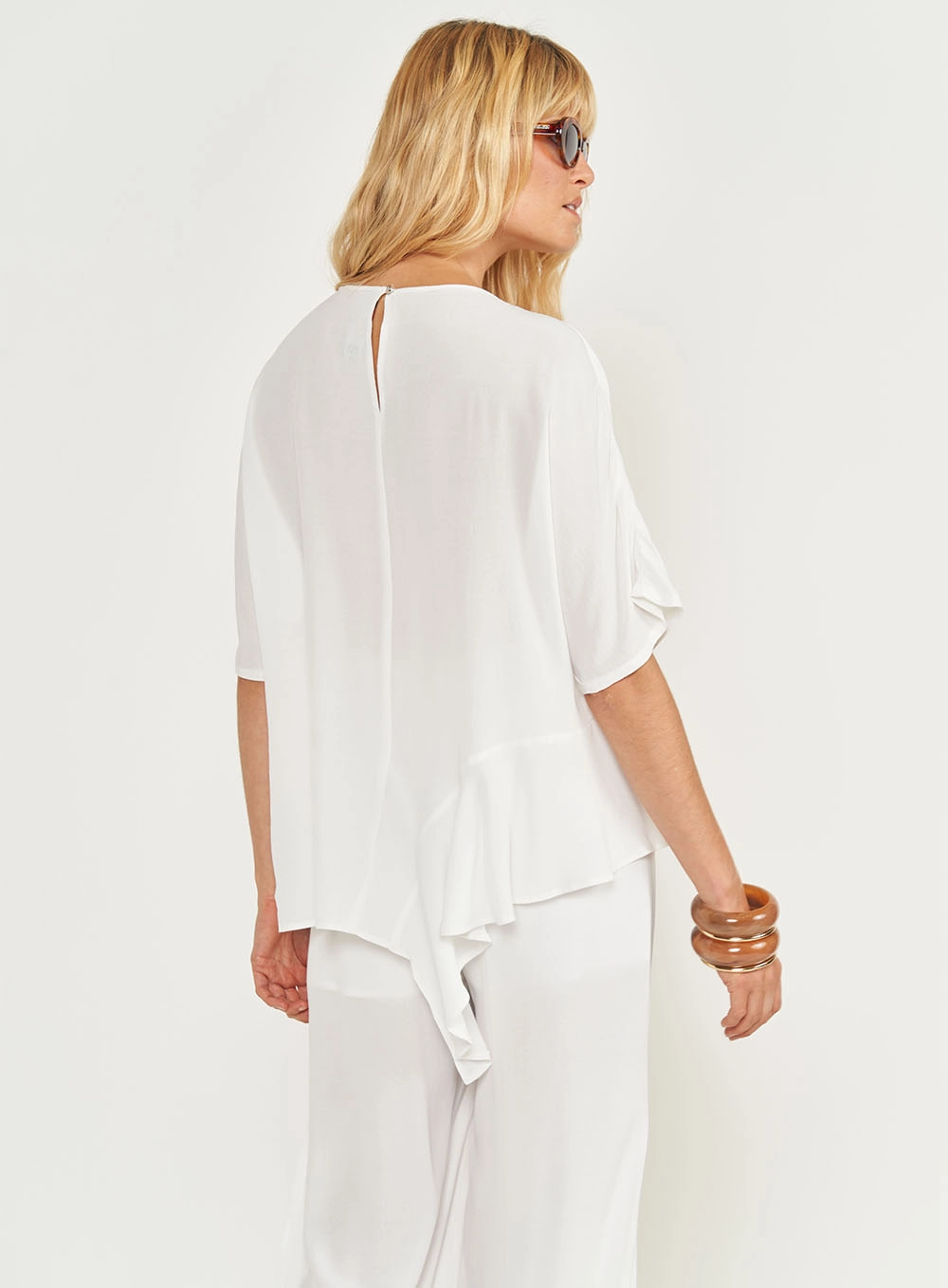 Camiseta Loose Com Assimetria Off Shell