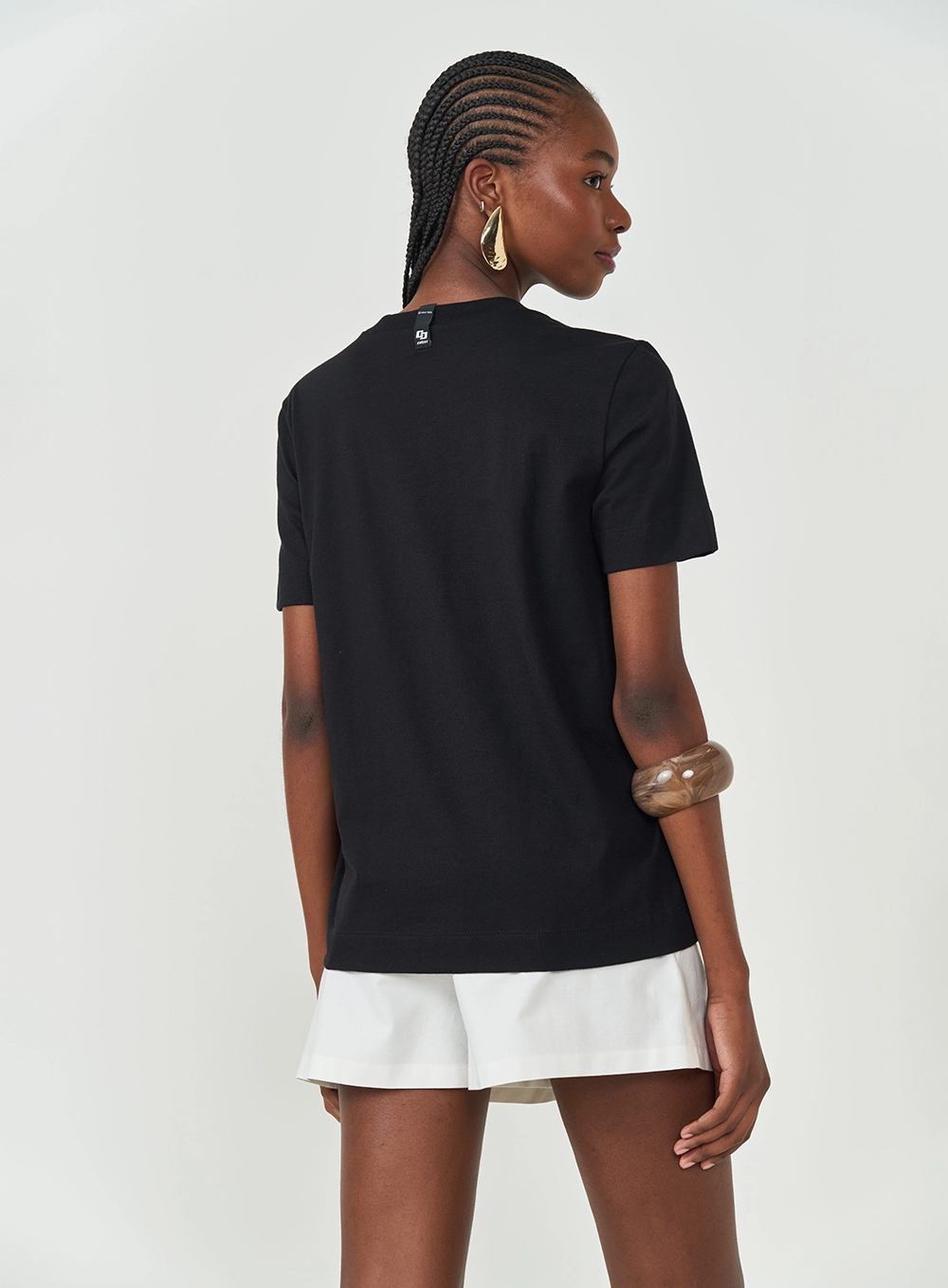 Camiseta Comfort Com Placa Em Logo Preto