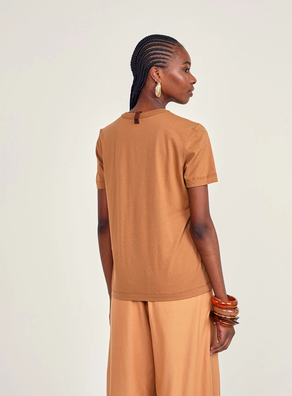 Camiseta Comfort Com Bordado Marrom Evermore