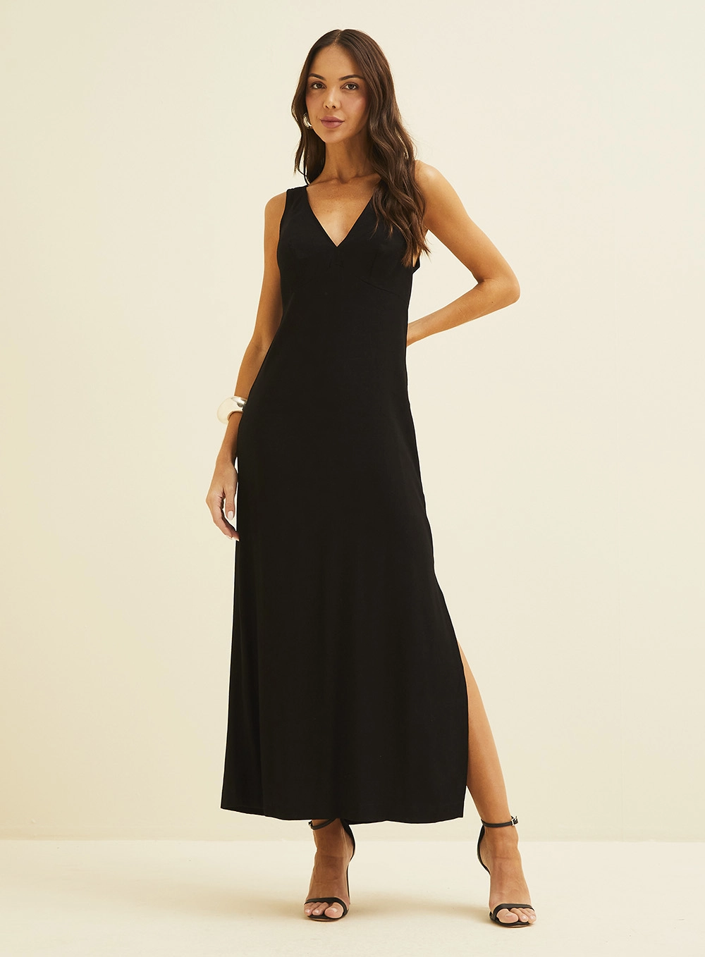 Vestido Reto Em Linho Com Fenda Lateral Preto 1