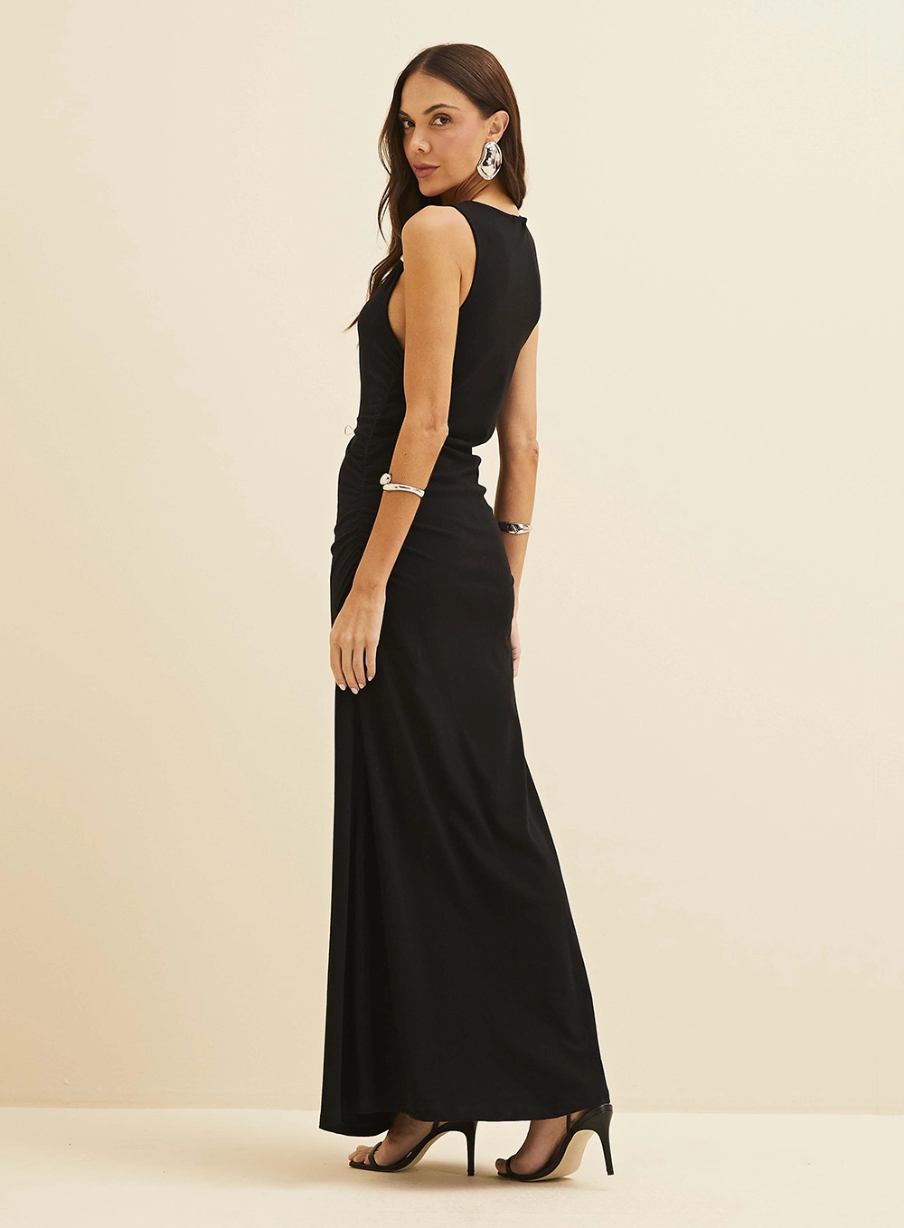Vestido Midi Fuido Com Detalhe Em Metal Preto 3