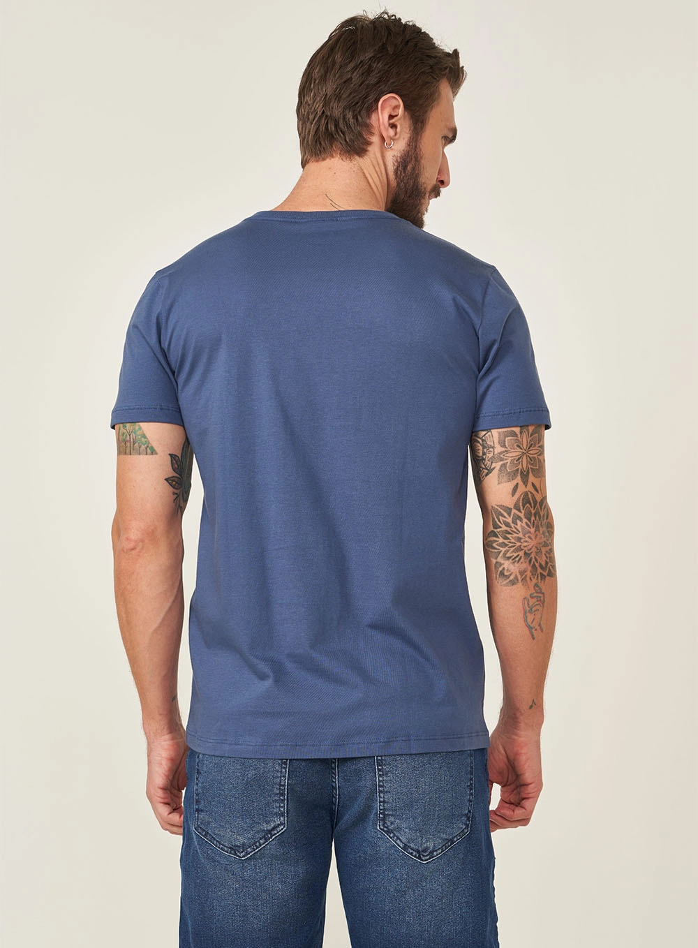 Camiseta Masculina Gola V Com Detalhe Em Logo Azul