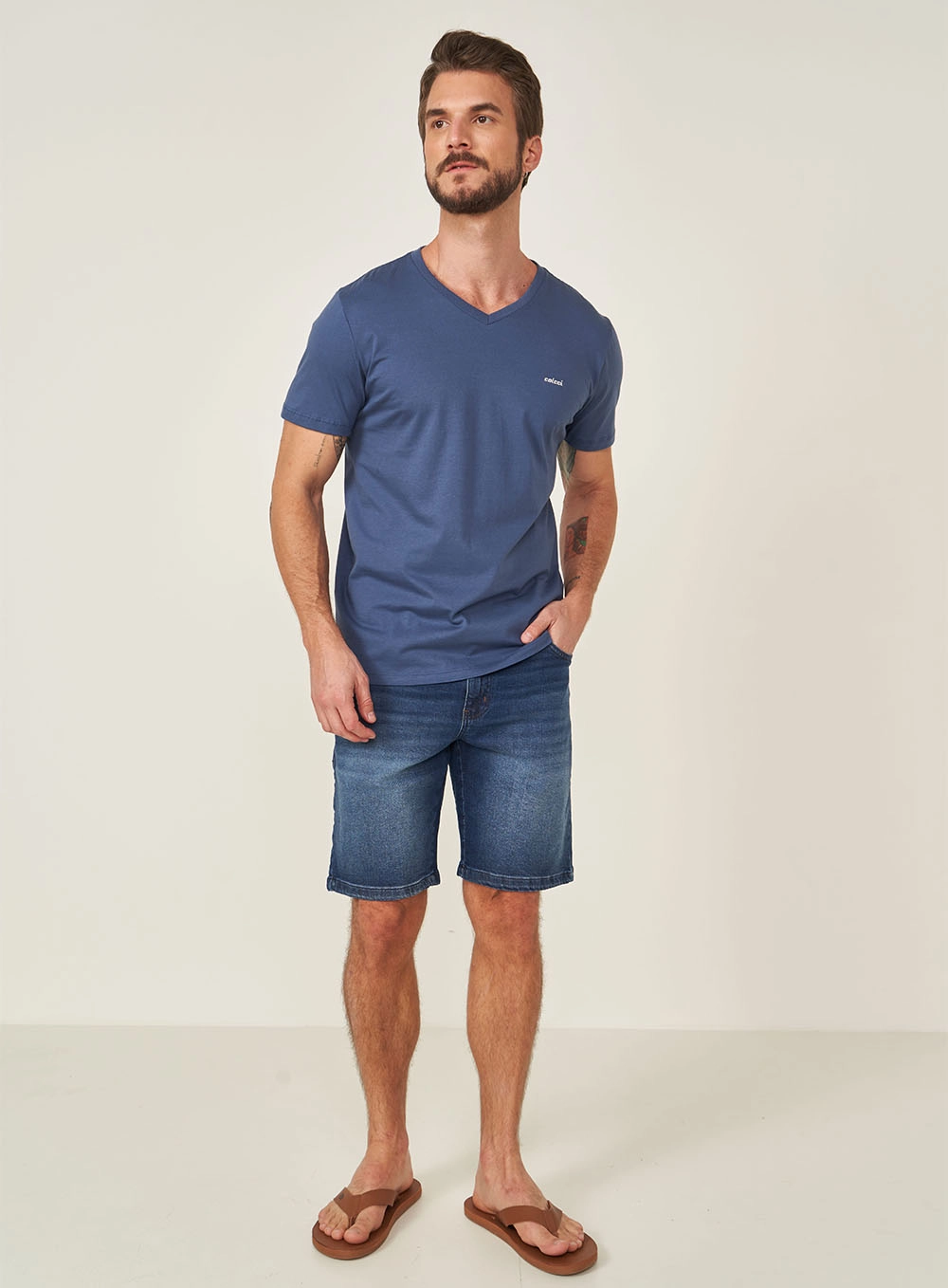 Camiseta Masculina Gola V Com Detalhe Em Logo Azul