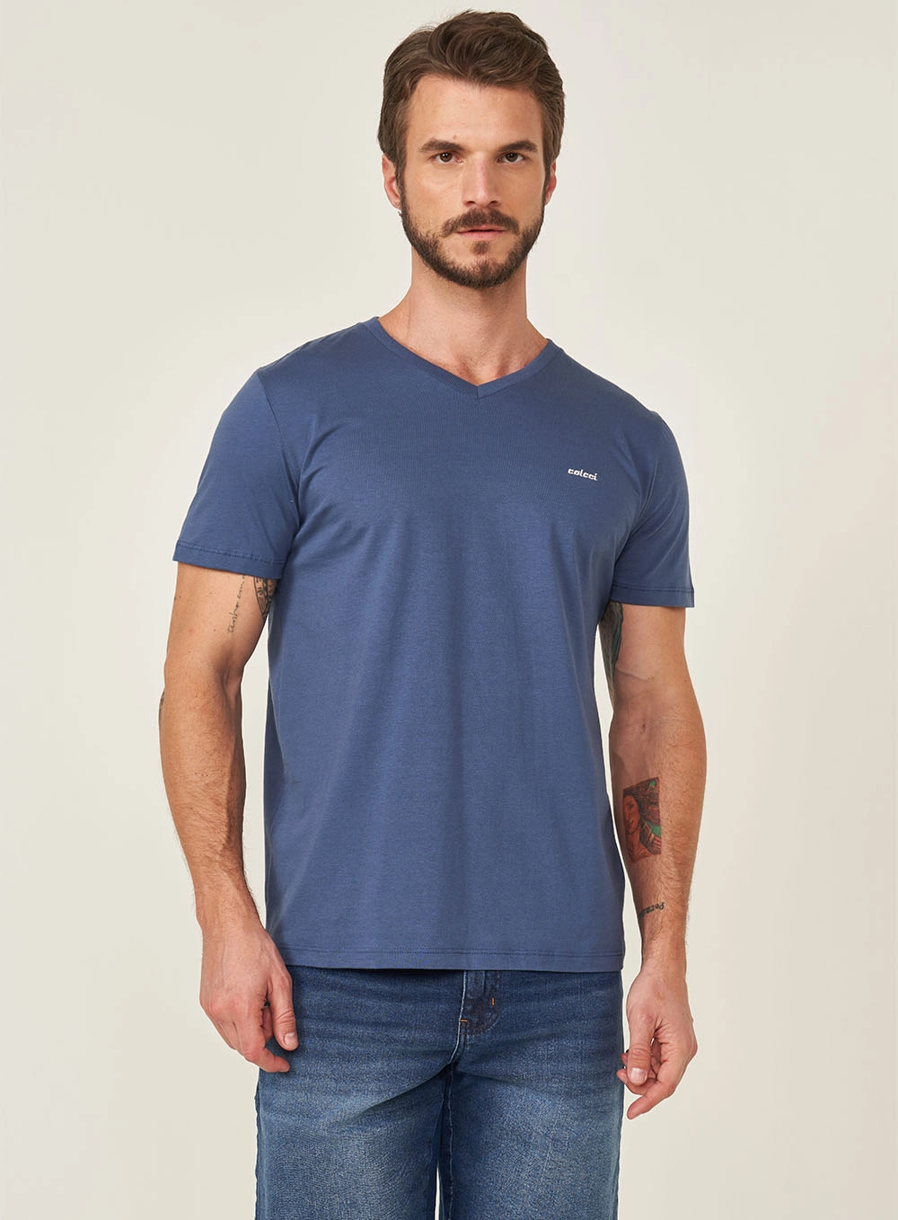 Camiseta Masculina Gola V Com Detalhe Em Logo Azul