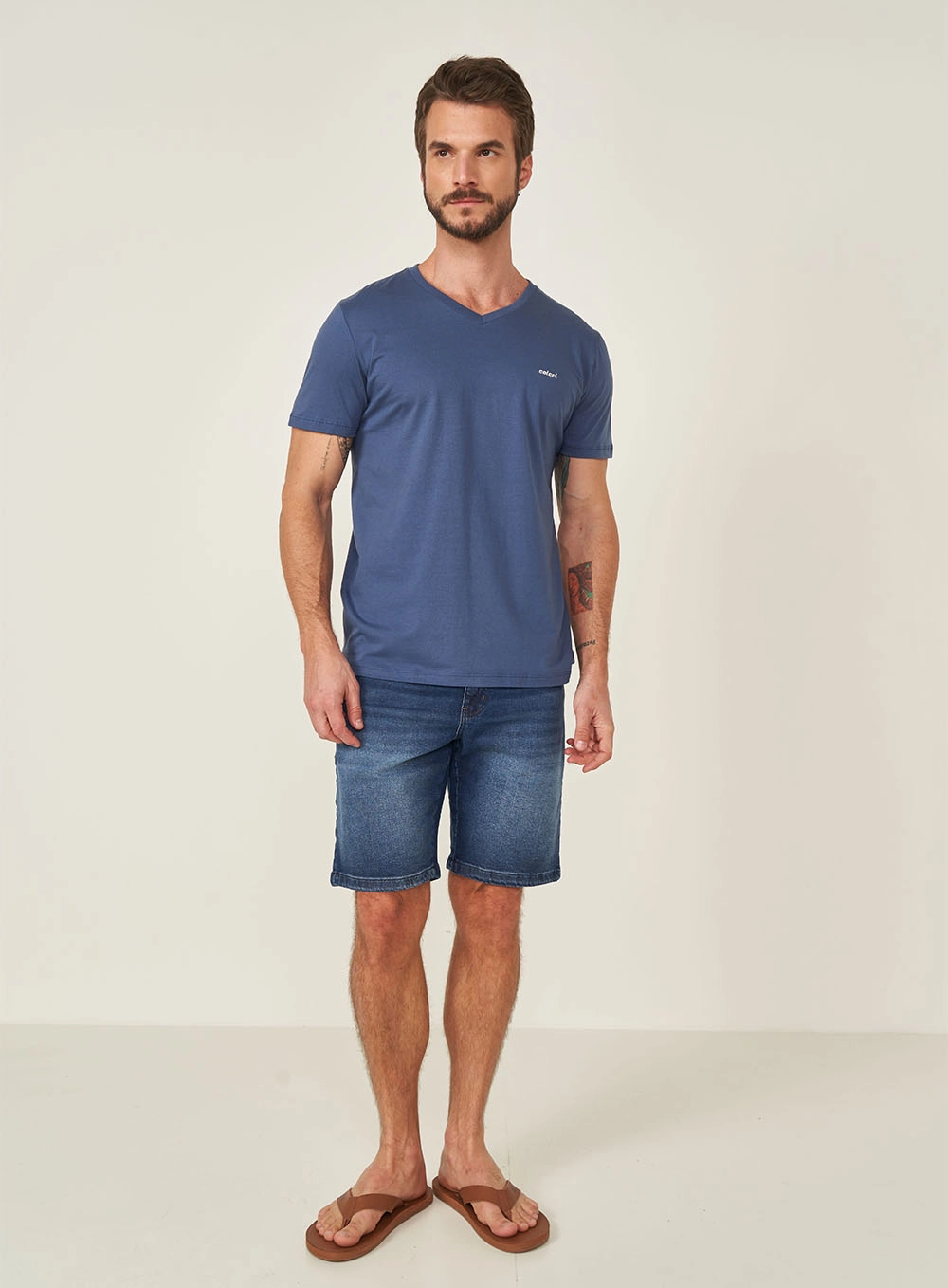 Camiseta Masculina Gola V Com Detalhe Em Logo Azul