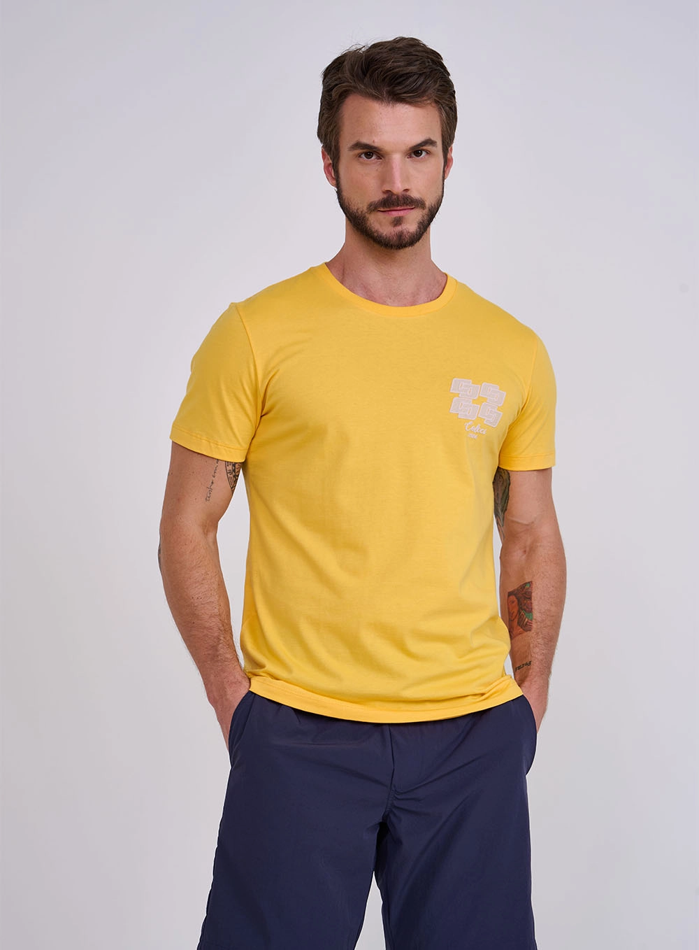 Camiseta Manga Curta Com Detalhe Em Logo Amarelo