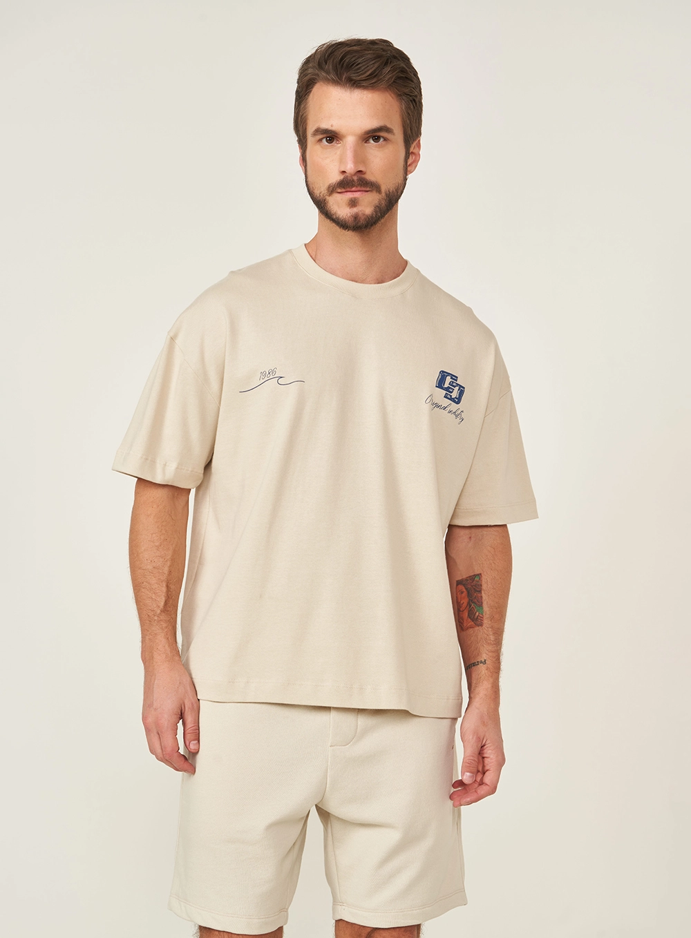 Camiseta Box New Com Estampa Costas Bege