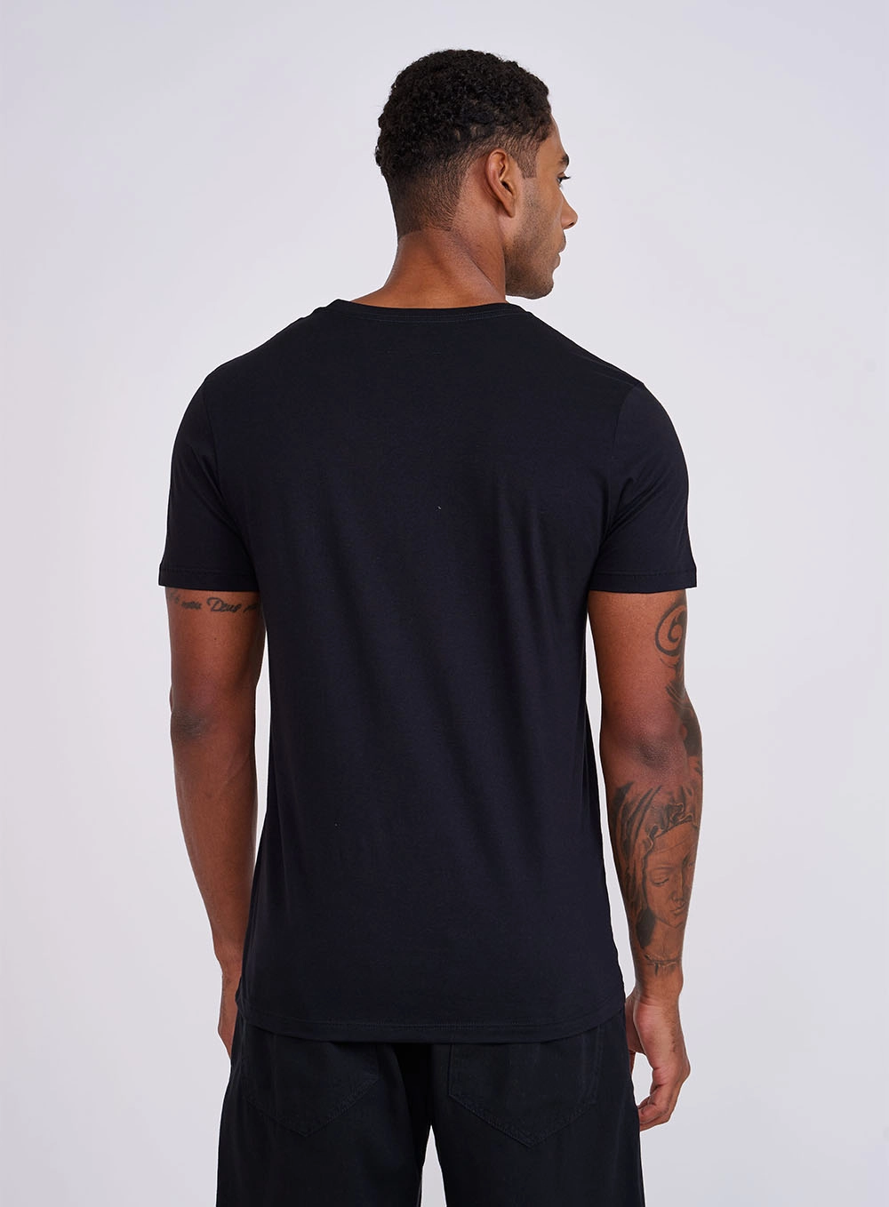 Camiseta Slim Com Detalhe Bordado Preto