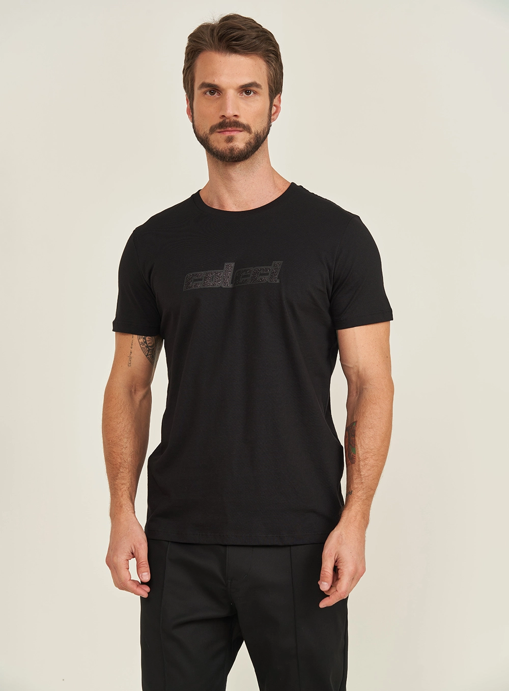 Camiseta Slim Com Bordado Preto