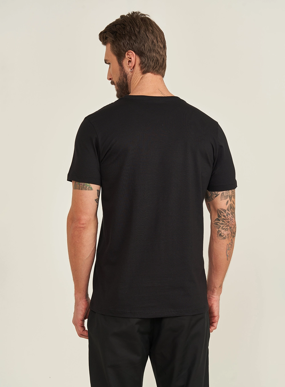 Camiseta Slim Com Bordado Preto