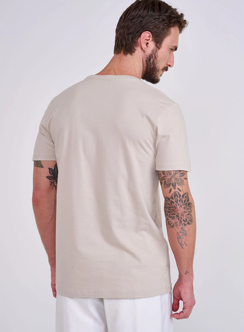 Camiseta Slim Com Logo Frontal Bege Esquilo