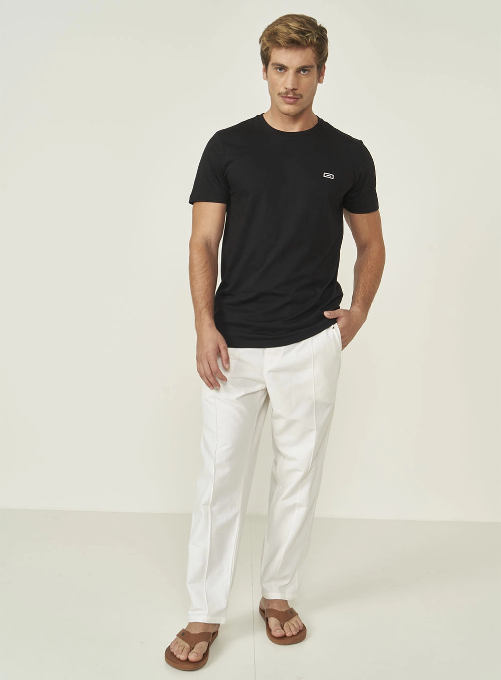Camiseta Masculina Slim Com Detalhe Em Logo Preto