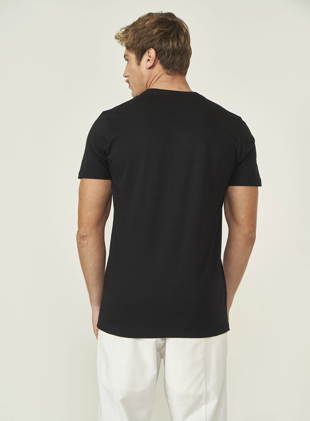 Camiseta Masculina Slim Com Detalhe Em Logo Preto