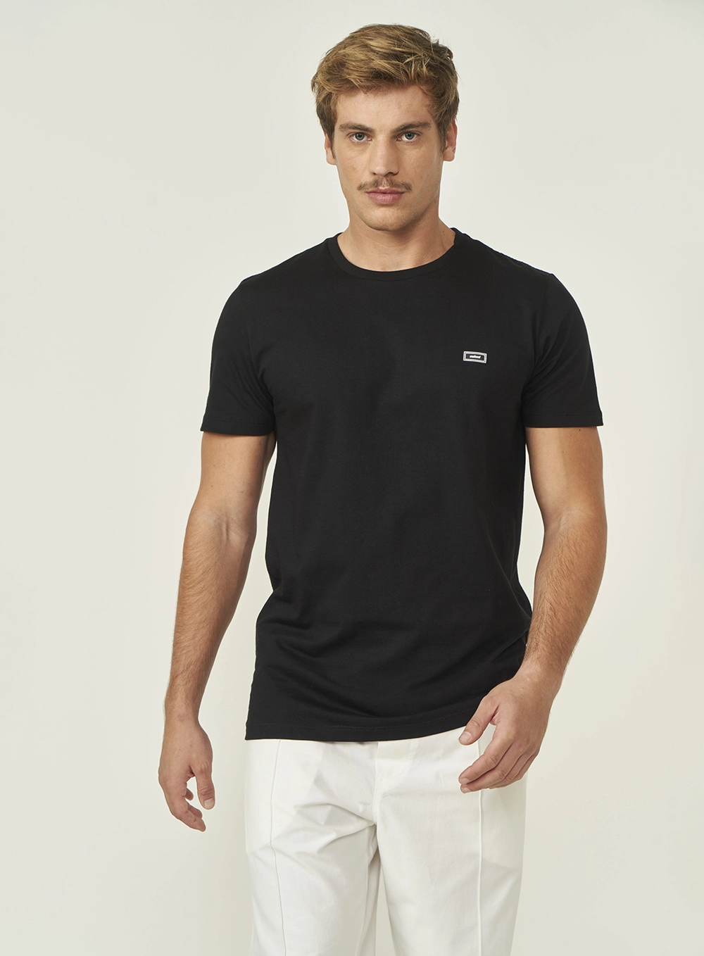 Camiseta Masculina Slim Com Detalhe Em Logo Preto