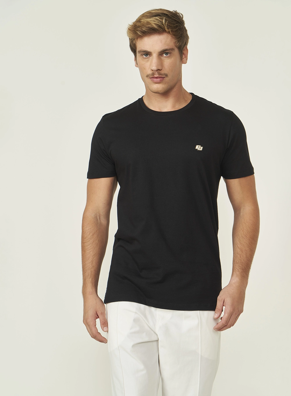 Camiseta Slim Com Detalhe Em Logo Preto