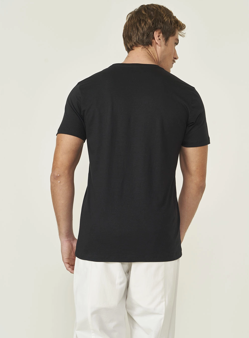 Camiseta Slim Com Placa Em Logo Preto