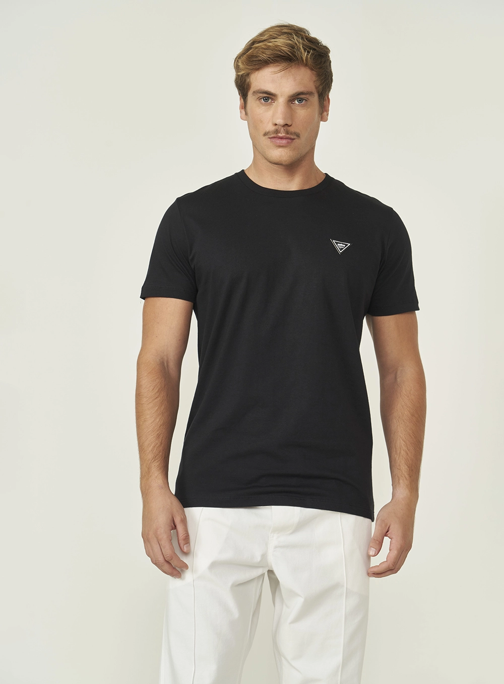 Camiseta Slim Com Placa Em Logo Preto