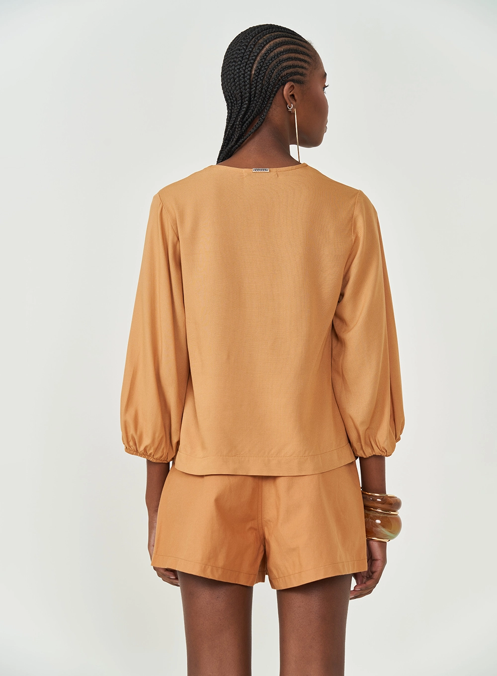 Blusa Mangas Bufantes Com Amarração Frontal Bege