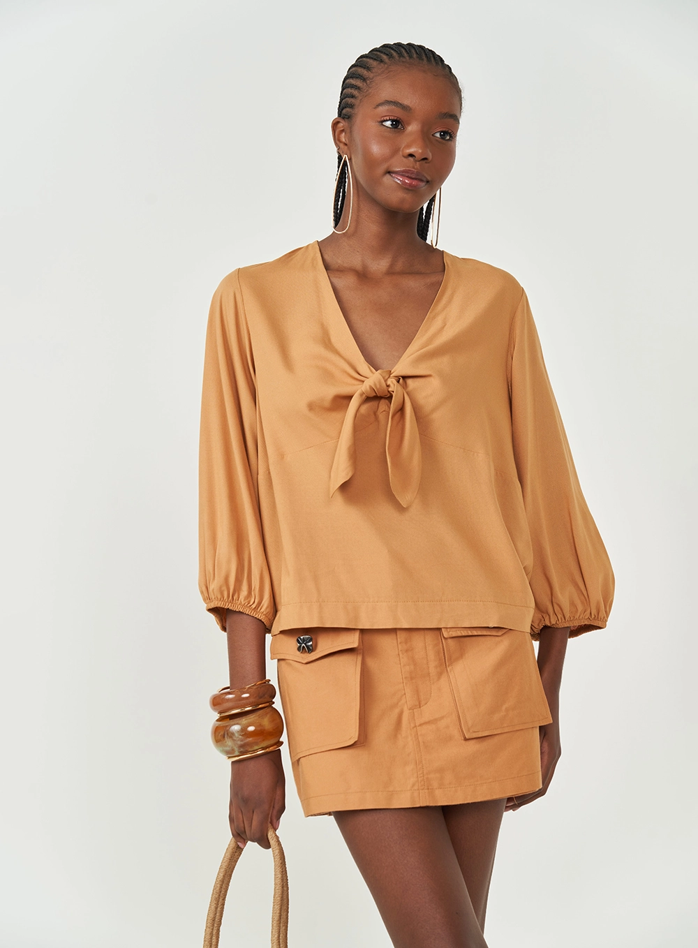 Blusa Mangas Bufantes Com Amarração Frontal Bege