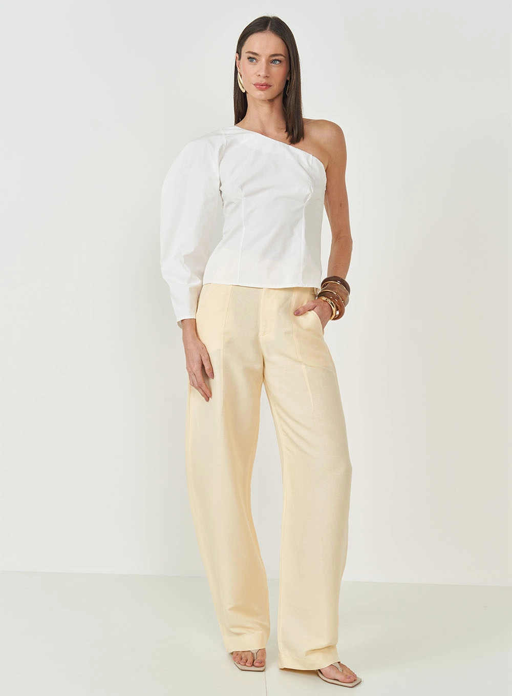 Blusa Assimétrica Slim Off Shell