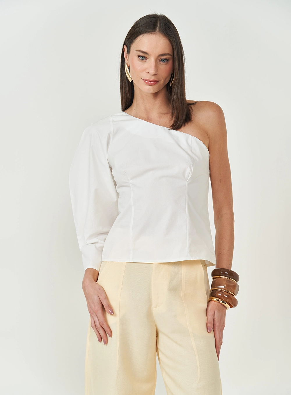 Blusa Assimétrica Slim Off Shell