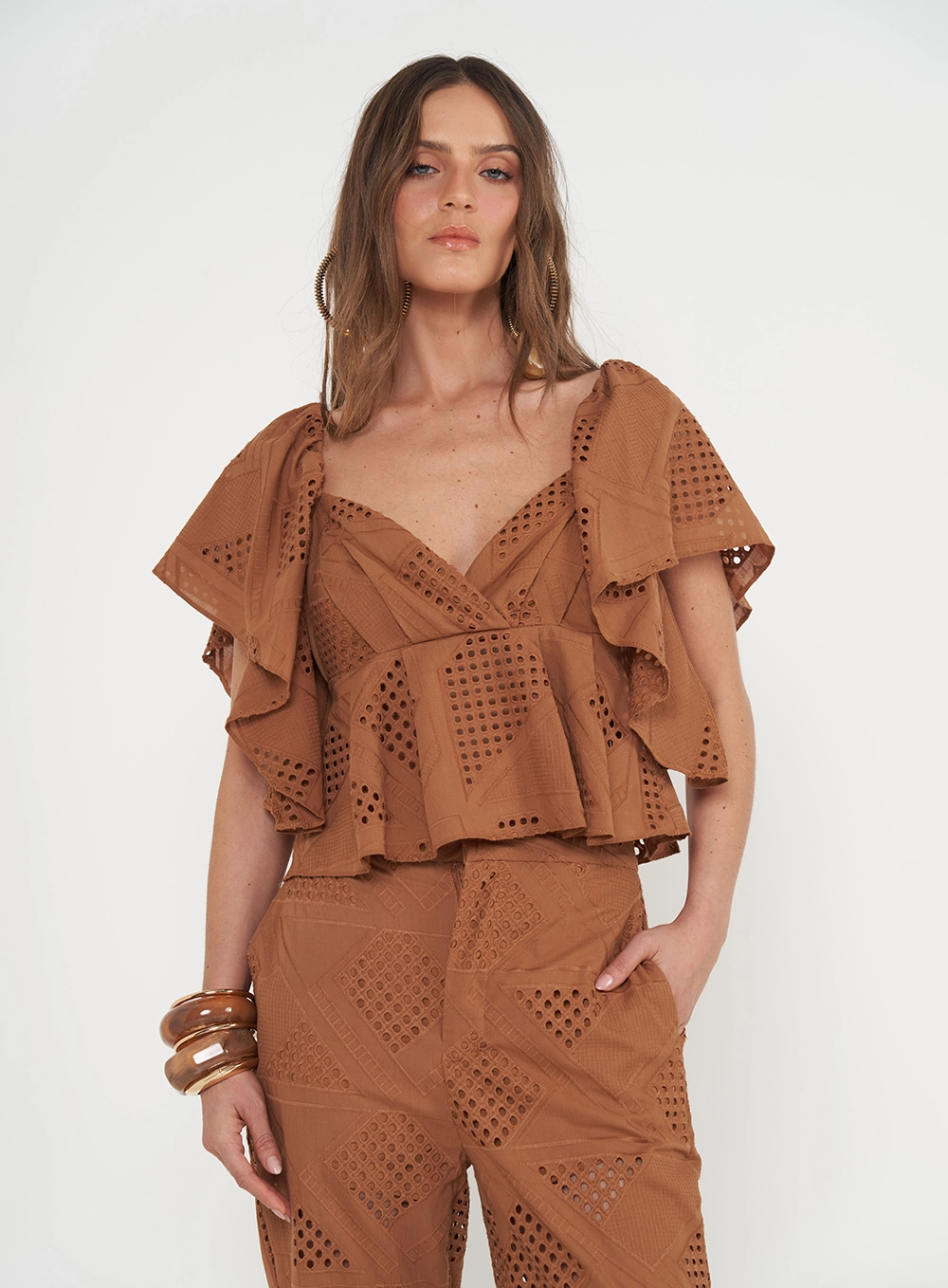 Blusa Comfort Em Laise Mangas Com Babados Bege