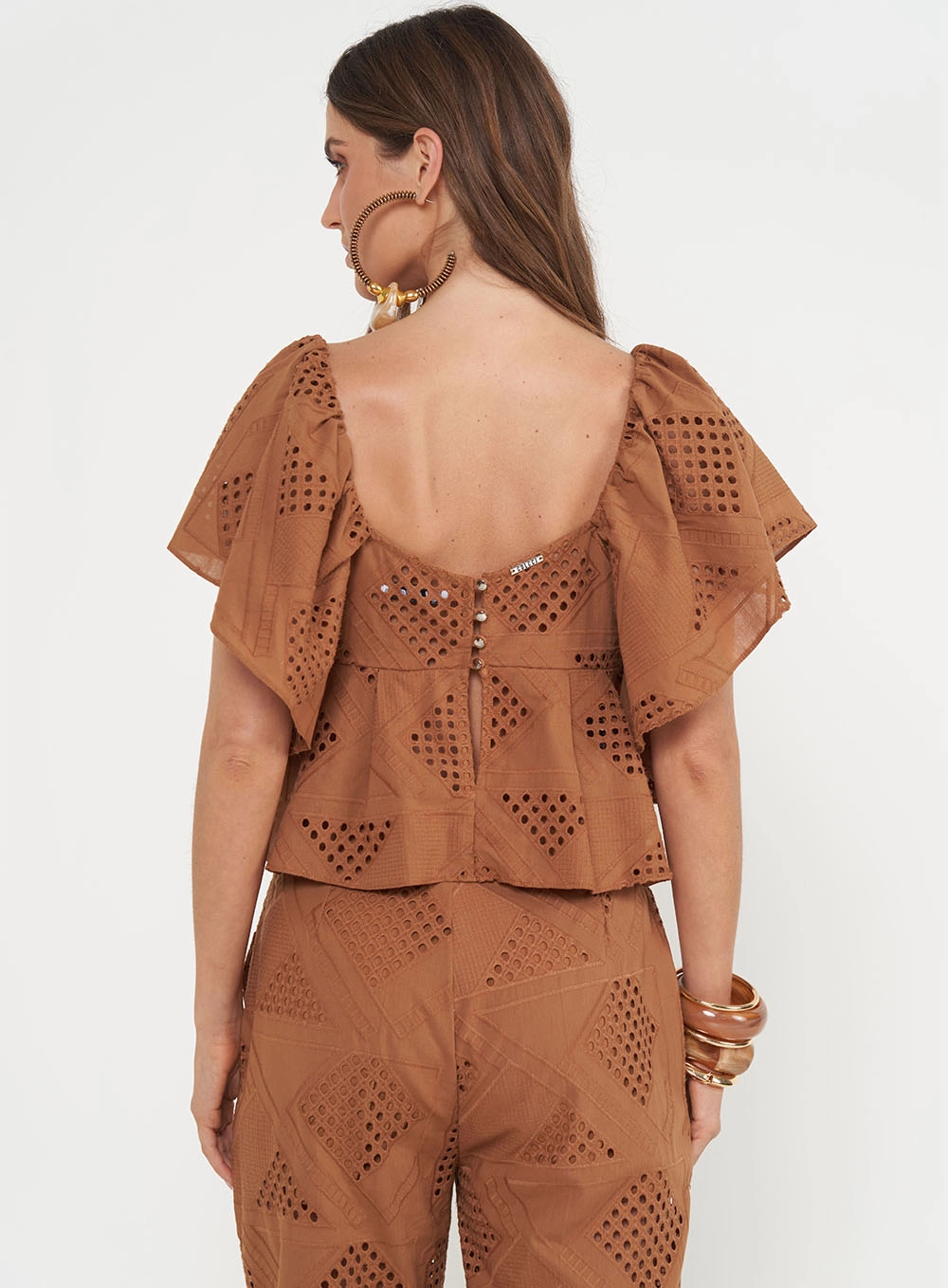 Blusa Comfort Em Laise Mangas Com Babados Bege