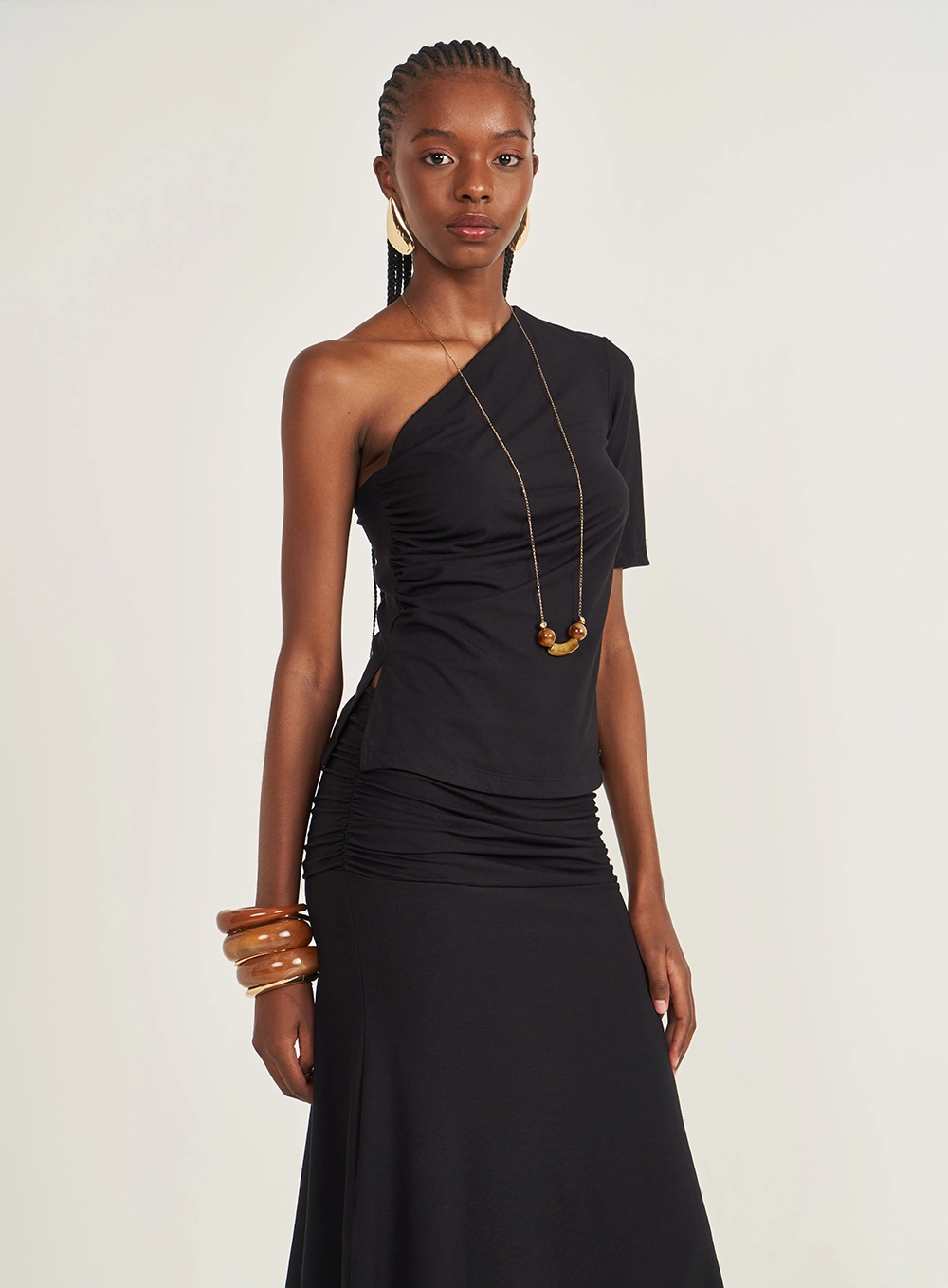 Blusa Slim Uma Manga Com Franzido Lateral Preto