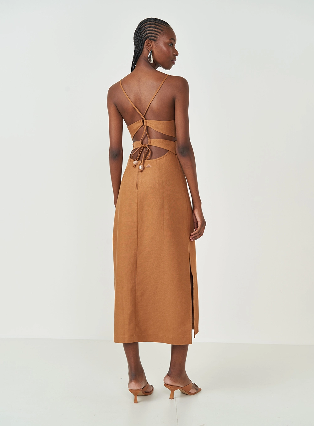Vestido Midi Slim Com Amarração Costas Marrom Evermore