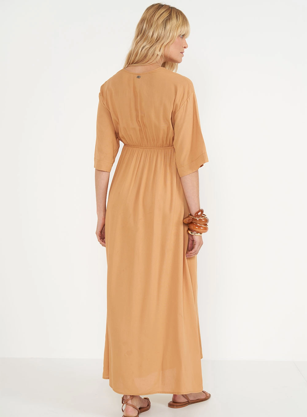 Vestido Longo Comfort Com Detalhes Vazados Bege