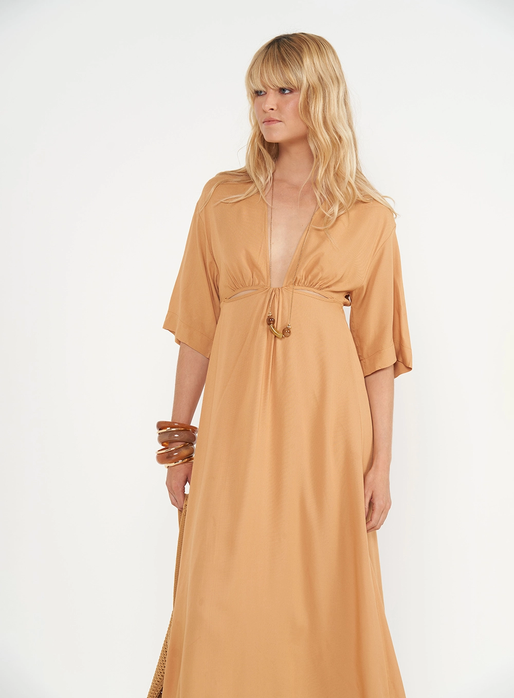 Vestido Longo Comfort Com Detalhes Vazados Bege