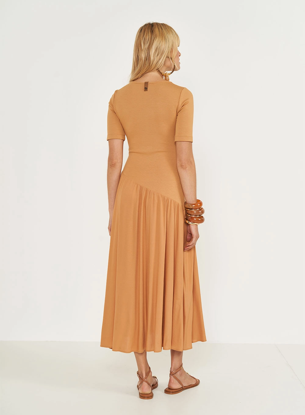 Vestido Midi Slim Manga Curta Bege