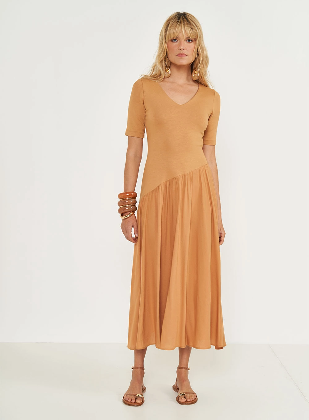 Vestido Midi Slim Manga Curta Bege