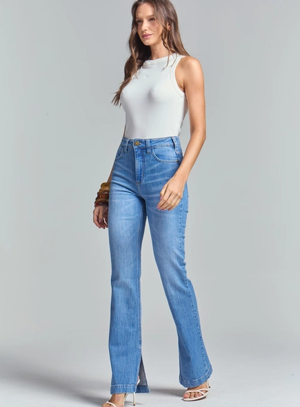 Calça Jeans Flare Com Fenda Na Barra