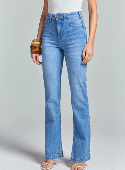 Calça Jeans Flare Com Fenda Na Barra